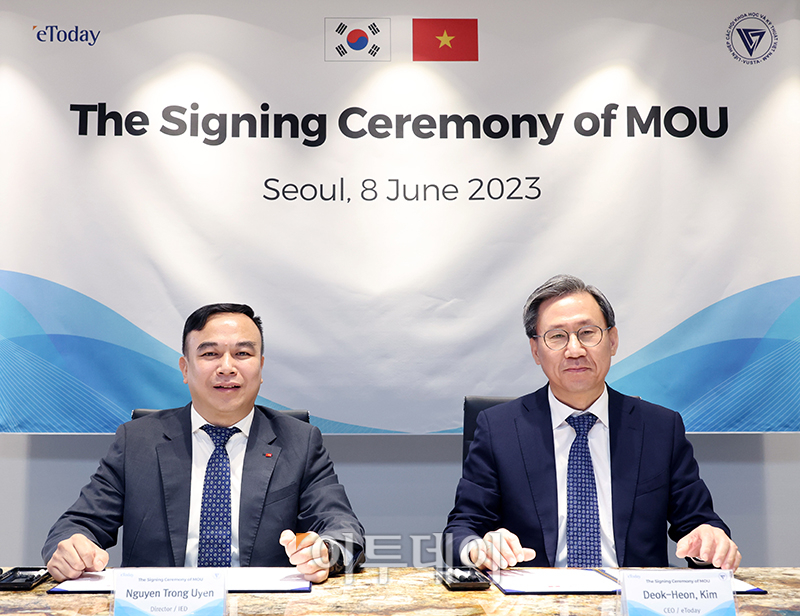 ▲김덕헌(오른쪽) 이투데이 대표와 응우옌 트롱 우옌(Nguyen Trong Uyen) 베트남 과학기술단체연합회(VUSTA) 산하 경제 및 개발연구원(IED) 원장이 8일 서울 강남구 이투데이 논현빌딩 대회의실에서 한국-베트남 경제 포럼 공동 개최 등 교류와 협력을 강화하기 위한 업무협약(MOU)을 체결하고 있다. 고이란 기자 photoeran@
