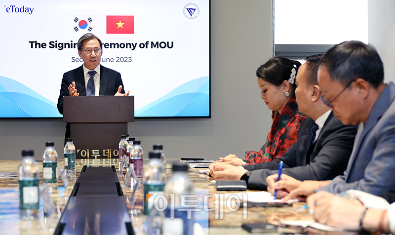 ▲김덕헌 이투데이 대표가 8일 서울 강남구 이투데이 논현빌딩 대회의실에서 베트남 과학기술단체연합회(VUSTA) 산하 경제 및 개발연구원(IED)과의 업무협약(MOU)에 앞서 환영사를 하고 있다. 고이란 기자 photoeran@