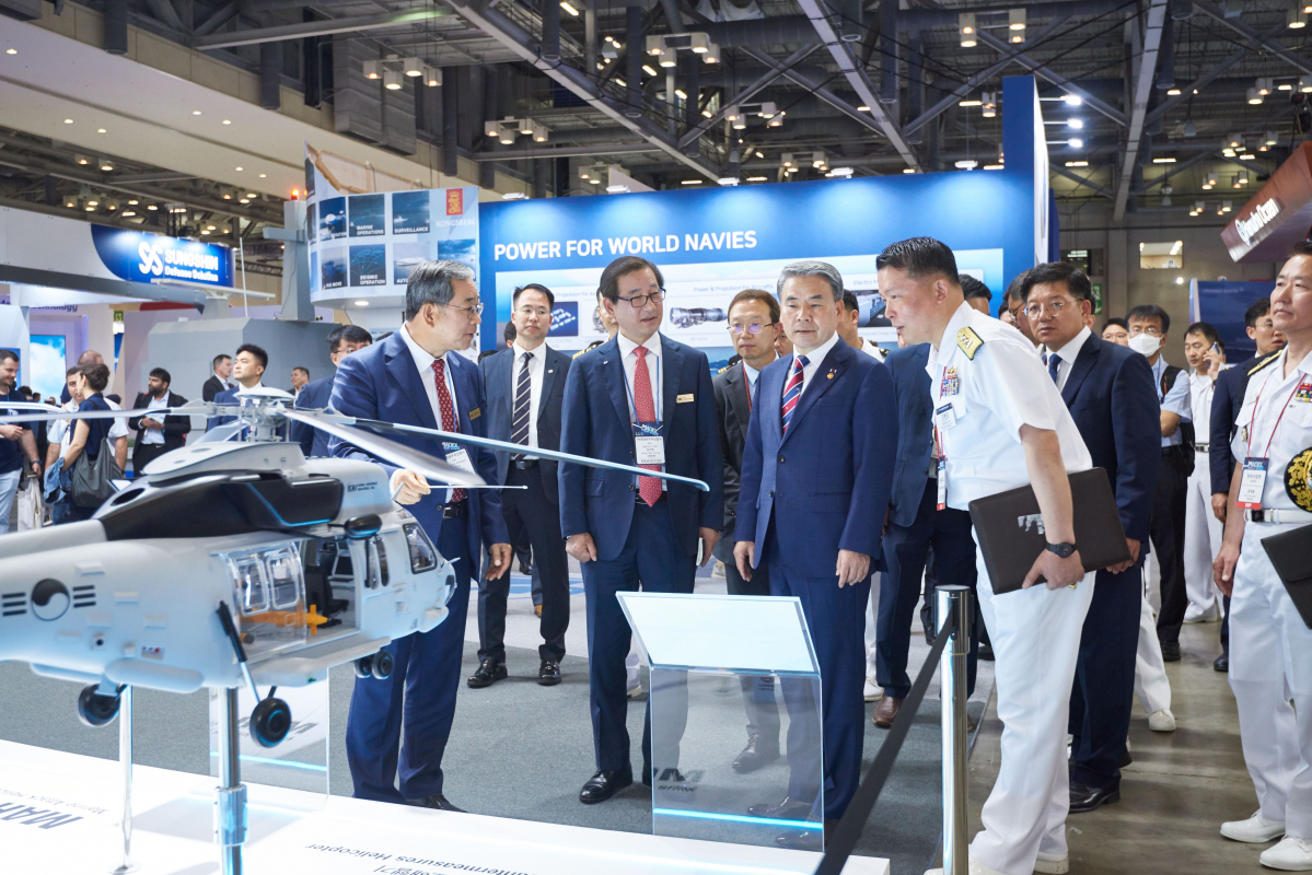 ▲강구영 KAI 사장(왼쪽2번째)이 이종섭 국방장관(왼쪽3번째)에게 KAI 항공기를 소개하고 있다 (사진제공=KAI)