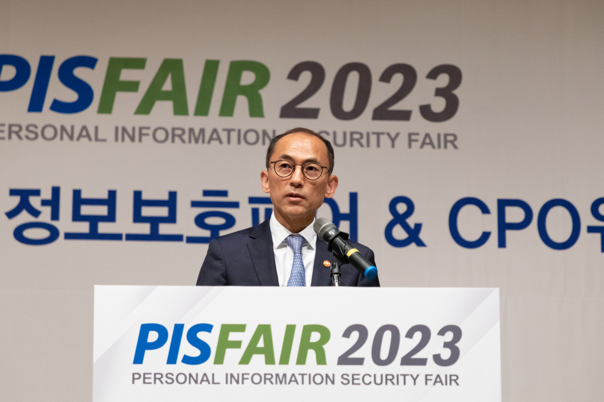 ▲고학수 개인정보보호위원회 위원장이 8일 서울 강남구 코엑스에서 ‘2023 개인정보보호 페어(PIS FAIR)&씨피오(CPO)워크숍'에서 기조연설을 진행하고 있다. (사진 제공=개인정보보호위원회)