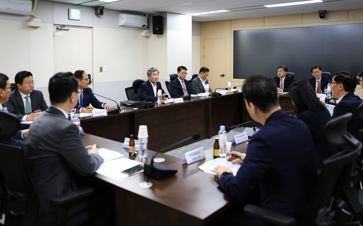 ▲조태용 국가안보실장이 8일 서울 용산 대통령실 청사에서 휴가철을 앞두고 교통 분야 사이버 공격 대비 기관별 대응 태세 점검회의를 주재하고 있다. (연합뉴스)