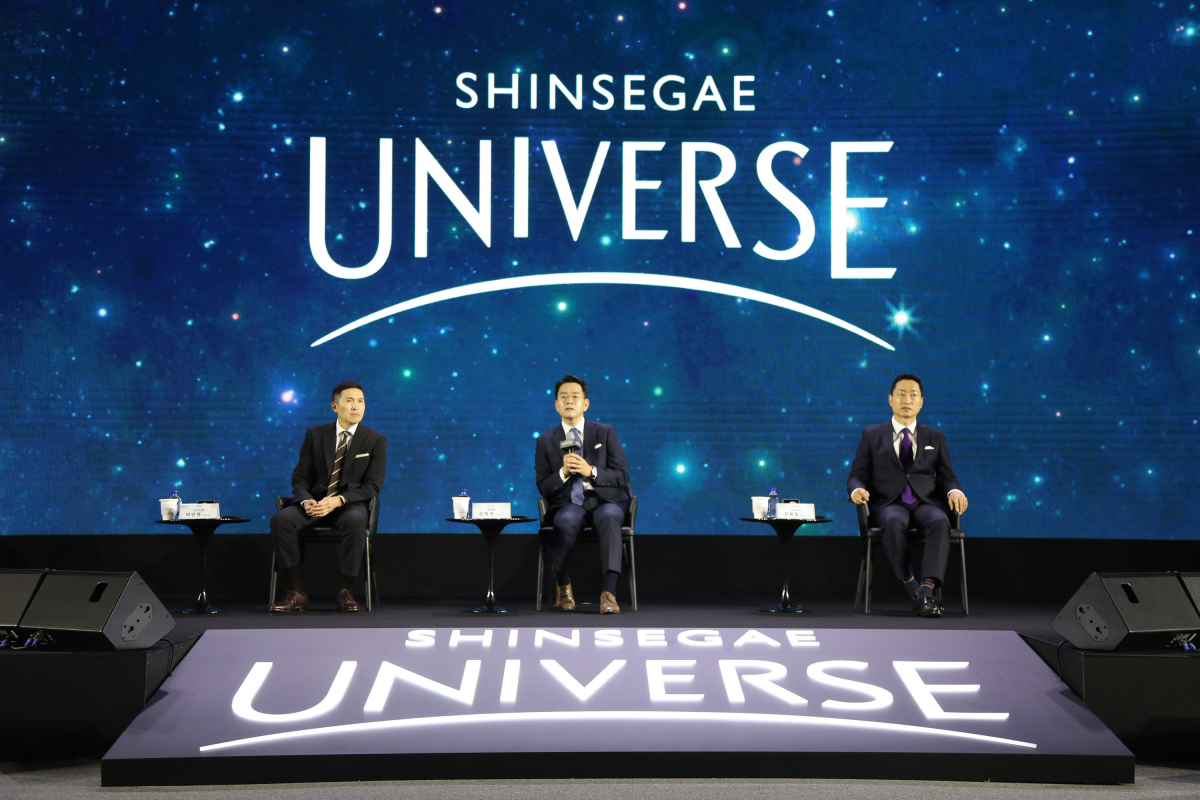 ▲8일 오전 서울 강남구 코엑스에서 열린 '신세계 유니버스' 기자간담회에서 (왼쪽부터) 이인영 SSG닷컴 대표, 강희석 이마트 대표, 전항일 G마켓 대표가 질의에 답하고 있다. (사진제공=신세계그룹)