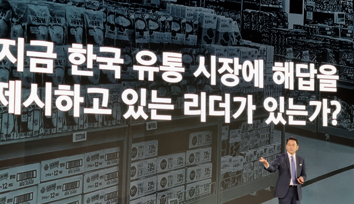 ▲강희석 이마트 대표가 8일 서울 강남구 코엑스에서 열린 기자간담회에 참석해 온·오프라인 통합 멤버십 ‘신세계 유니버스 클럽’에 대해 소개하고 있다. (유승호 기자 peter@)