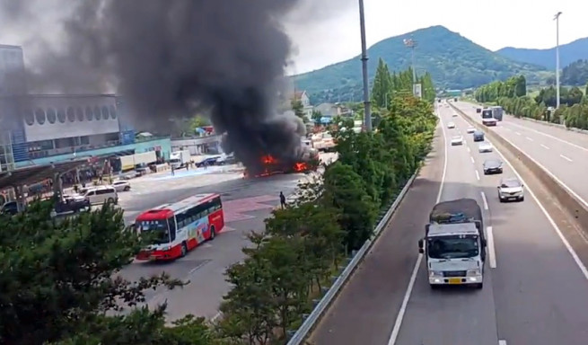 ▲8일 오후 1시께 전남 광양시 남해고속도로 부산방향 섬진강휴게소에 정차 중이던 고속버스에서 불이 났다. (연합뉴스 )