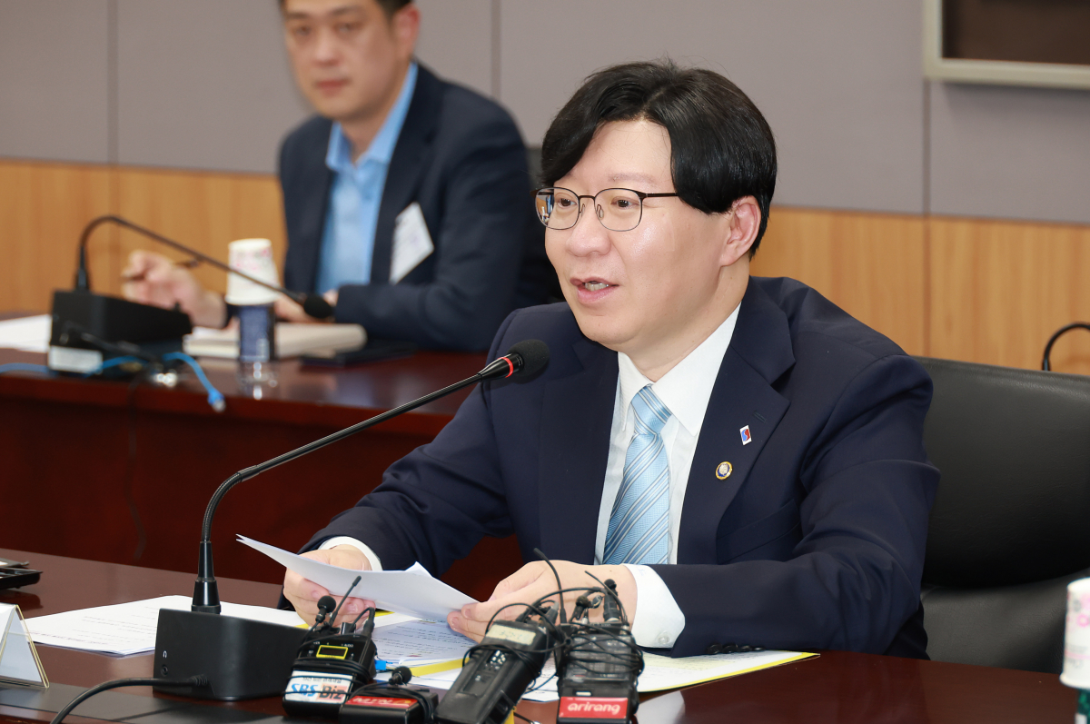 ▲김소영 금융위원회 부위원장이 8일 서울 종로구 정부서울청사에서 개최한 '만기연장·상황유예 연착륙 점검 회의'에서 발언하고 있다. (사진제공=금융위원회)