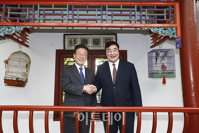 ▲이재명(왼쪽) 더불어민주당 대표가 8일 서울 성북구 중국대사관저를 방문해 싱하이밍 주한중국대사와 악수를 하고 있다. (국회사진취재단)
