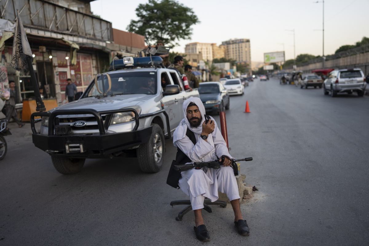 ▲한 탈레반 사령관이 검문소에서 휴식을 취하고 있다. (연합뉴스)