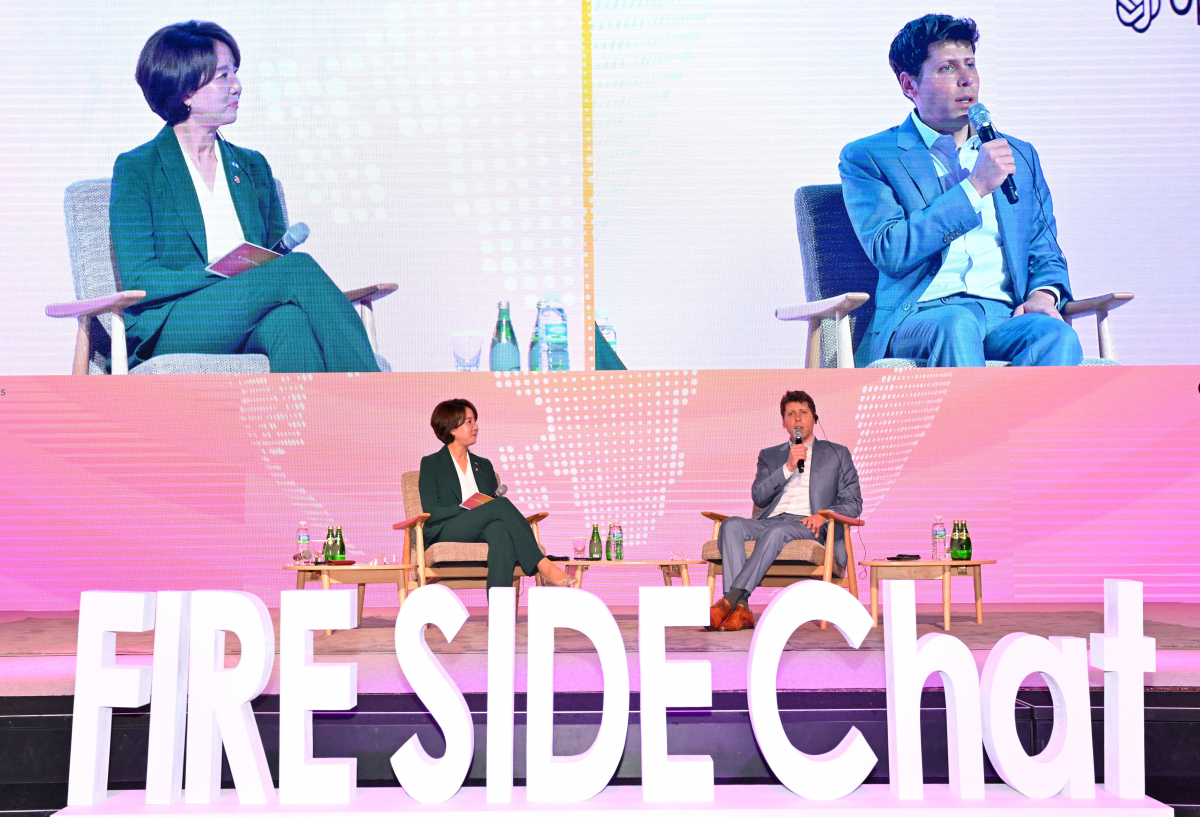 ▲이영 중소벤처기업부 장관과 샘 알트만 오픈AI 대표가 9일 서울 여의도 63스퀘어에서 열린 ‘K-Startups meet OpenAI’에서 대담을 갖고 있다. 신태현 기자 holjjak@