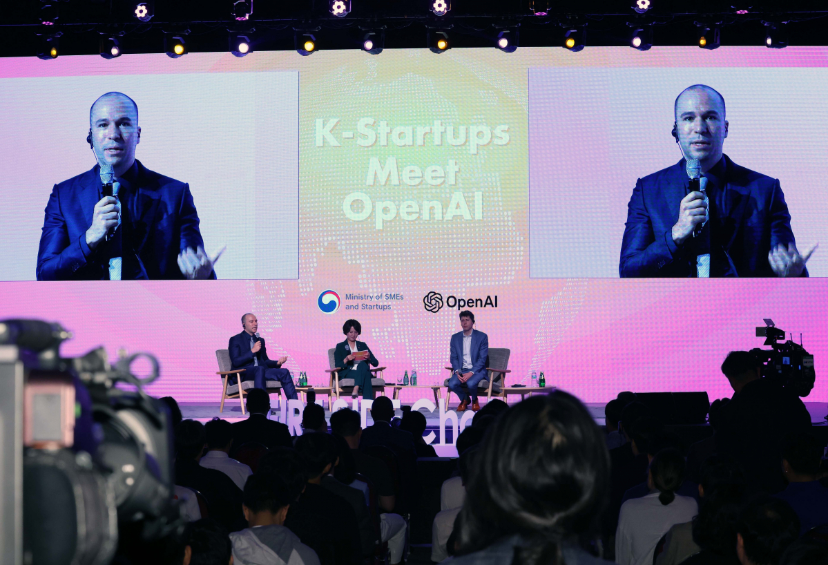 ▲이영 중소벤처기업부 장관, 샘 알트만 오픈AI 대표, 그렉 브로크만 오픈AI 공동대표가 9일 서울 여의도 63스퀘어에서 진행된 ‘K-Startups meet OpenAI’에서 대담을 갖고 있다. 신태현 기자 holjjak@