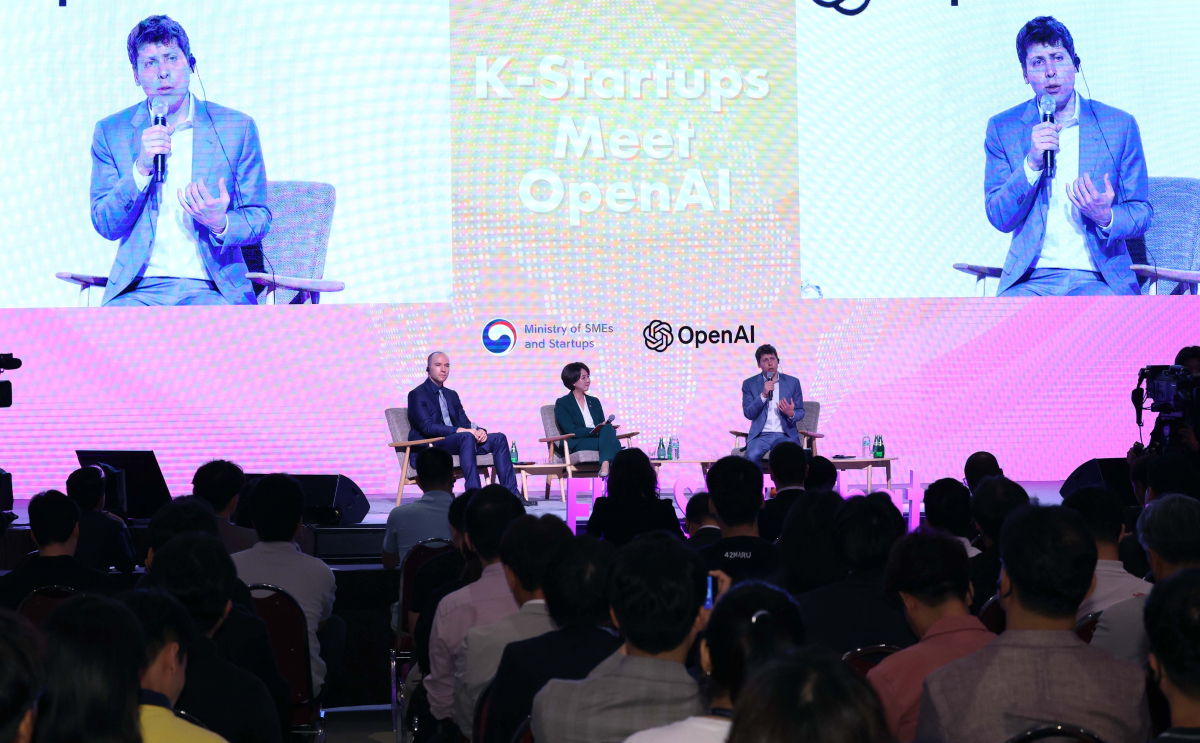 ▲이영 중소벤처기업부 장관, 샘 알트만 오픈AI 대표, 그렉 브로크만 오픈AI 공동대표가 9일 서울 여의도 63스퀘어에서 진행된 ‘K-Startups meet OpenAI’에서 대담을 갖고 있다. 신태현 기자 holjjak@
