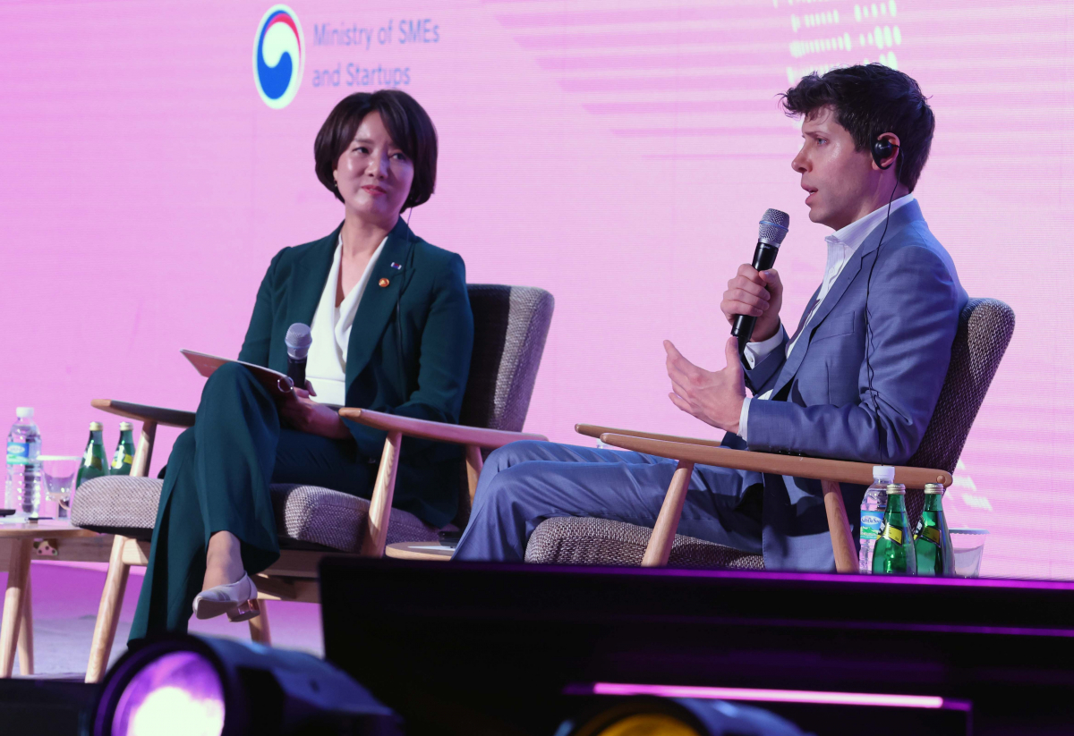 ▲이영 중소벤처기업부 장관과 샘 알트만 오픈AI 대표가 9일 서울 여의도 63스퀘어에서 열린 ‘K-Startups meet OpenAI’에서 대담을 갖고 있다. 신태현 기자 holjjak@