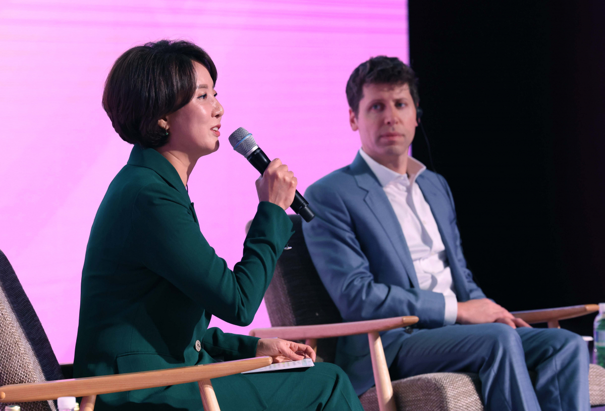 ▲이영 중소벤처기업부 장관과 샘 알트만 오픈AI 대표가 9일 서울 여의도 63스퀘어에서 열린 ‘K-Startups meet OpenAI’에서 대담을 갖고 있다. 신태현 기자 holjjak@