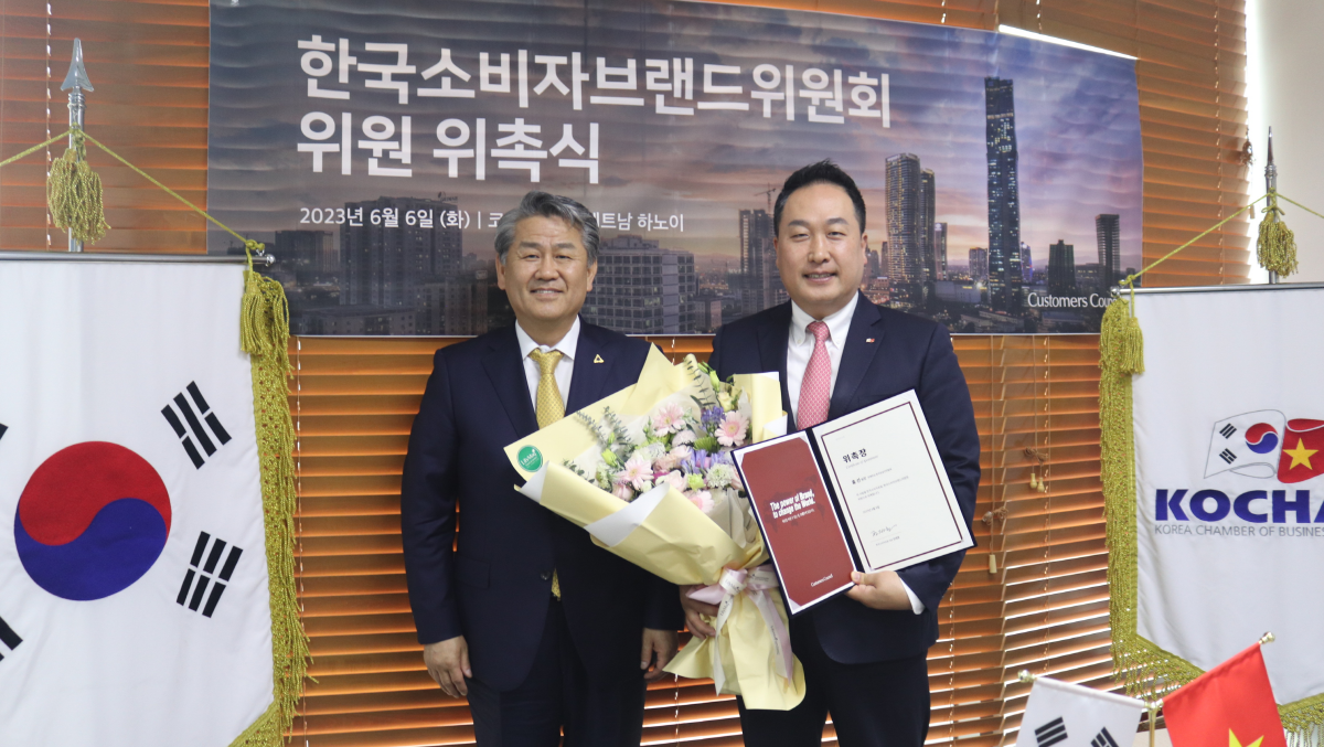 ▲홍선(오른쪽) 베트남 한국상공인연합회장이 한국소비자브랜드위원으로 위촉됐다. 사진은 위촉식에 나선 전재호(왼쪽) 한국소비자포럼 대표(왼쪽)와 홍 장의 모습.  (사진제공=코참 베트남)