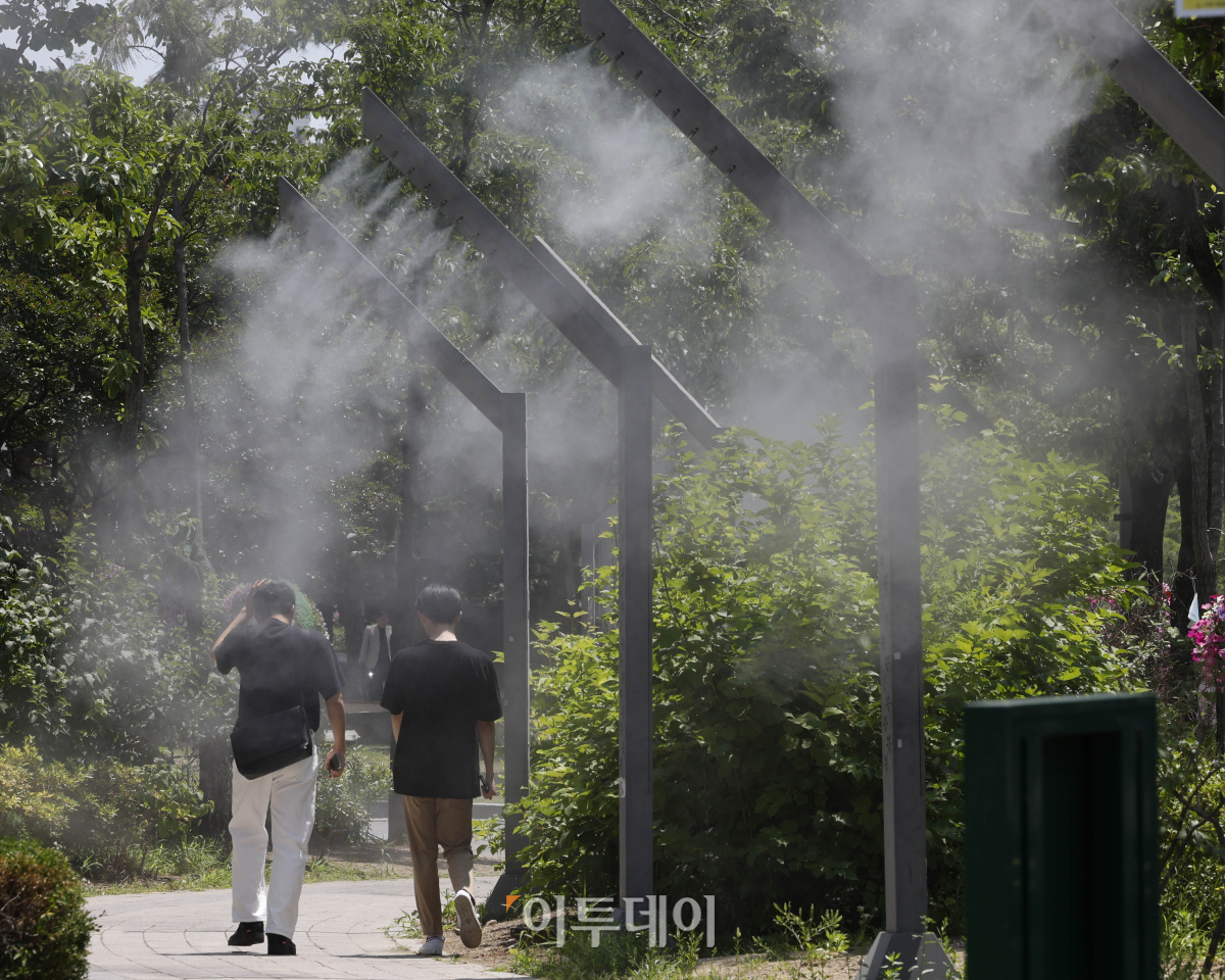 ▲전국이 30도 안팎 초여름 더위를 보인 9일 대전시 유성구 유성온천공원에 설치된 쿨링포그가 더위를 식혀주고 있다. 조현호 기자 hyunho@