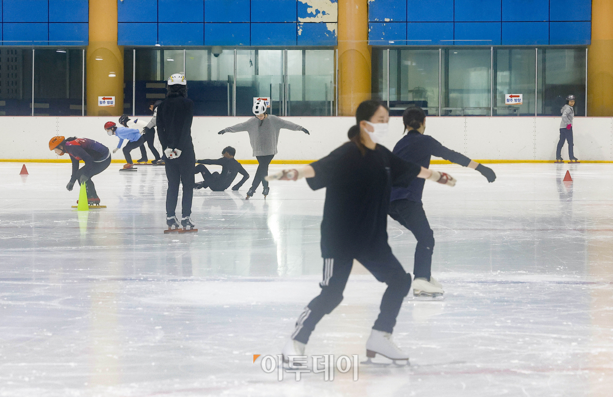 ▲전국이 30도 안팎 초여름 더위를 보인 9일 대전시 서구 남선공원종합체육관 실내스케이트장을 찾은 시민들이 스케이트를 타고 있다. 조현호 기자 hyunho@
