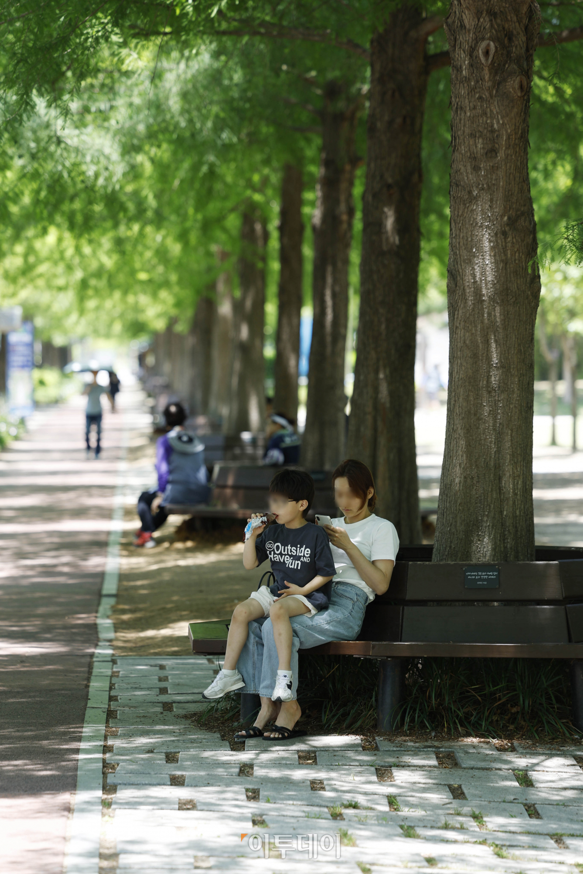 ▲전국이 30도 안팎 초여름 더위를 보인 9일 대전시 서구 엑스포시민광장에서 시민들이 더위를 피하고 있다. 조현호 기자 hyunho@