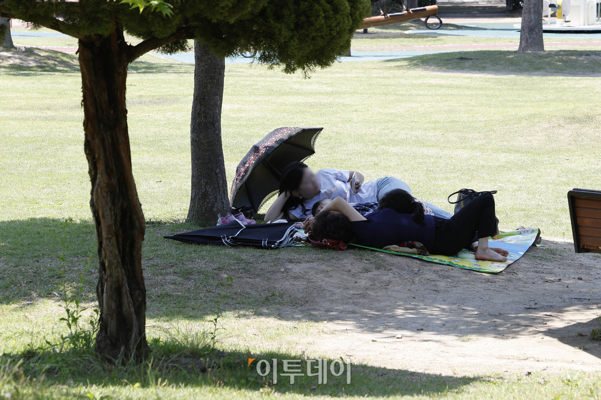 ▲전국이 30도 안팎 초여름 더위를 보인 9일 대전시 서구 엑스포시민광장에서 시민들이 더위를 피하고 있다. 조현호 기자 hyunho@