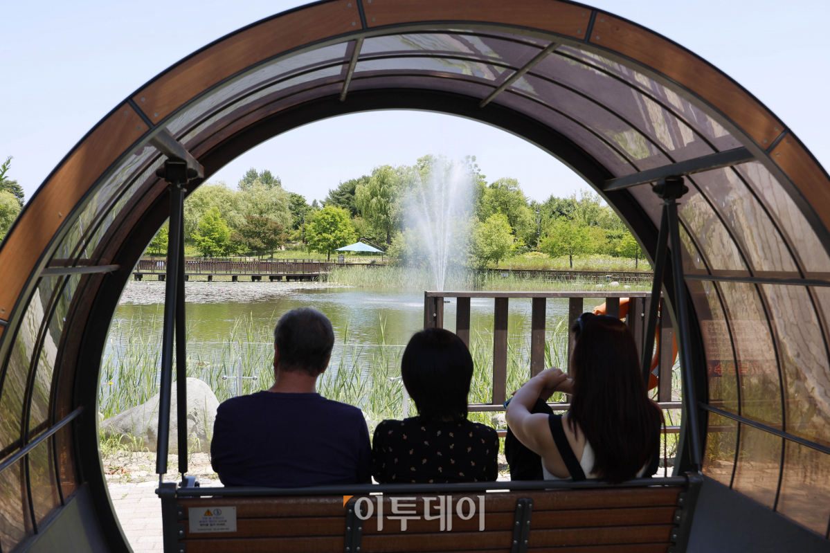 ▲전국이 30도 안팎 초여름 더위를 보인 9일 대전시 서구 엑스포시민광장에서 시민들이 더위를 피하고 있다. 조현호 기자 hyunho@