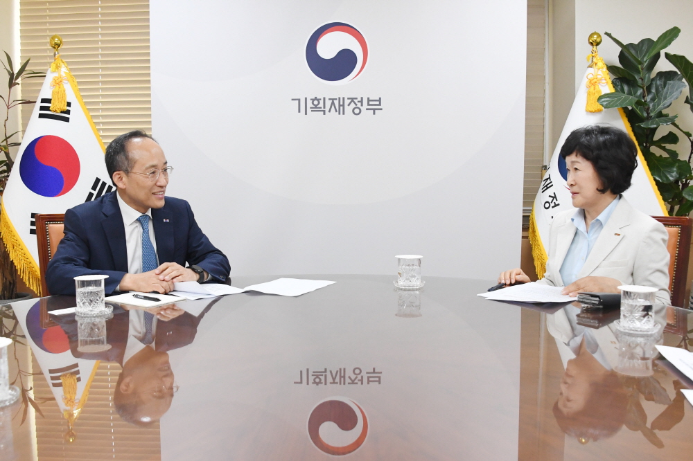 ▲추경호 경제부총리 겸 기획재정부 장관이 6월 9일 오후 서울 종로구 정부서울청사에서 열린 소상공인연합회와의 간담회에서 오세희 소상공인연합회 회장에게 예산안편성 전 소상공인 애로사항 및 건의사항을 청취하고 있다. (사진제공=기획재정부)