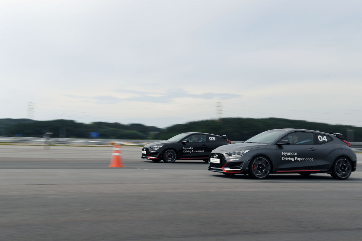 ▲차량 2대가 드래그 레이스를 펼치는 모습. 실제 프로그램에서는 고속주회로 내 직선 코스를 활용한다. (사진제공=현대자동차그룹)