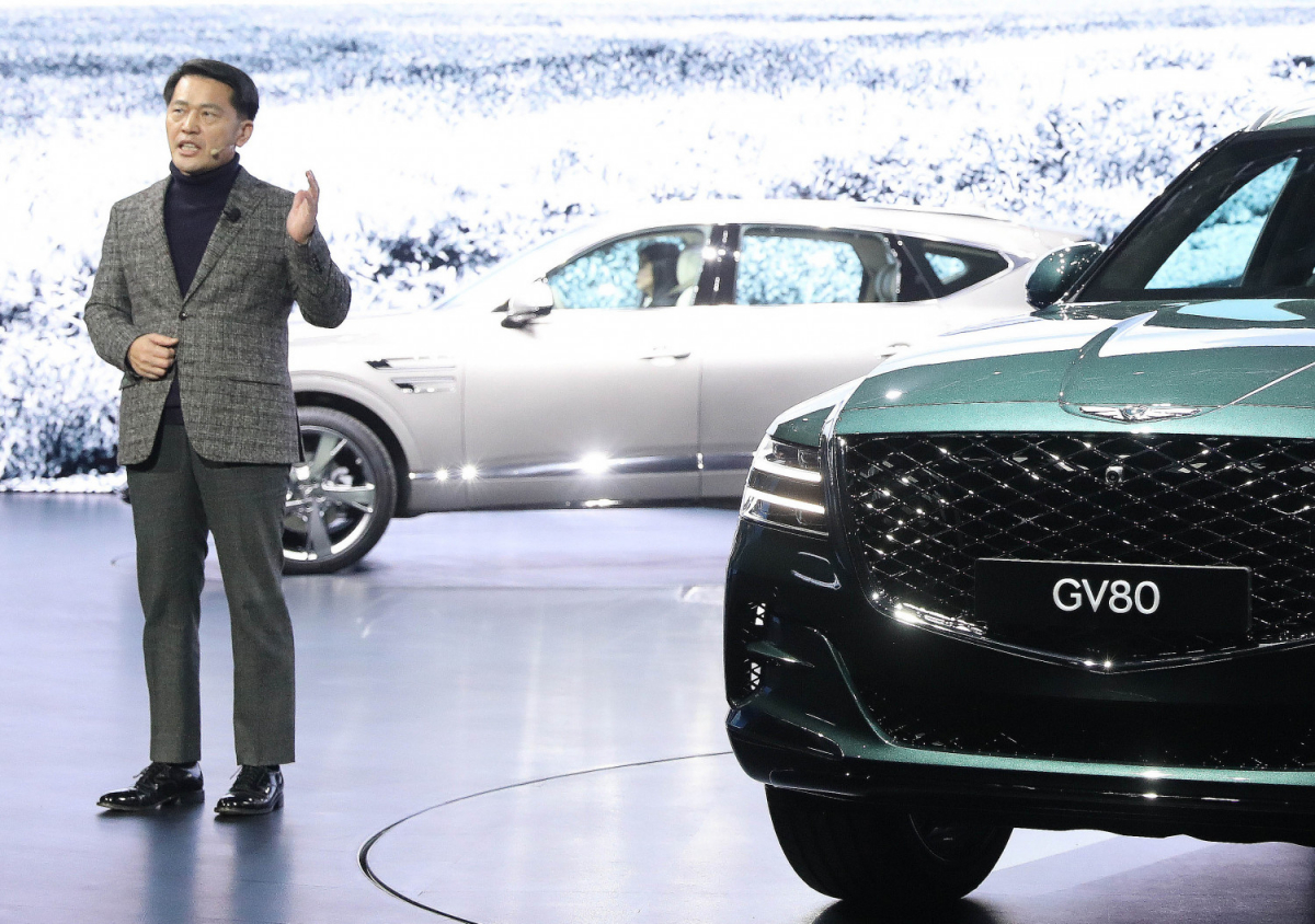 ▲1983년 현대정공(현대모비스)으로 입사한 이용우 대표는 현대차 주요 해외사업과 제네시스 부사장 등을 거친, 대표적인 현대차맨이다. 2020년부터는 게열 종합광고회사인 이노션 사장으로 자리를 옮겼다. 이후 '편견'을 걷어내며 직원들과 적극적인 소통에 나서고 있다. 사진은 GV80 론칭에 나선 이용우 당시 부사장의 모습. (사진제공=제네시스)