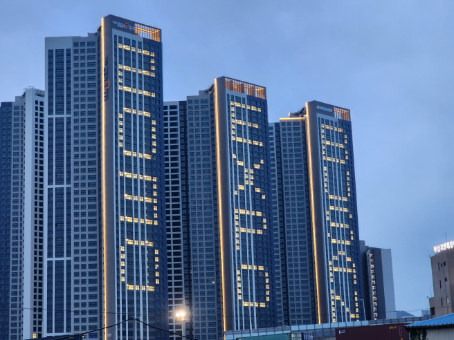 ▲두산건설은 엑스포 예정부지 근처의 ‘두산위브더제니스 하버시티’ 현장의 세대 내부 점등 행사를 통해 '2030 부산 세계박람회' 유치를 응원했다(사진제공=두산건설)