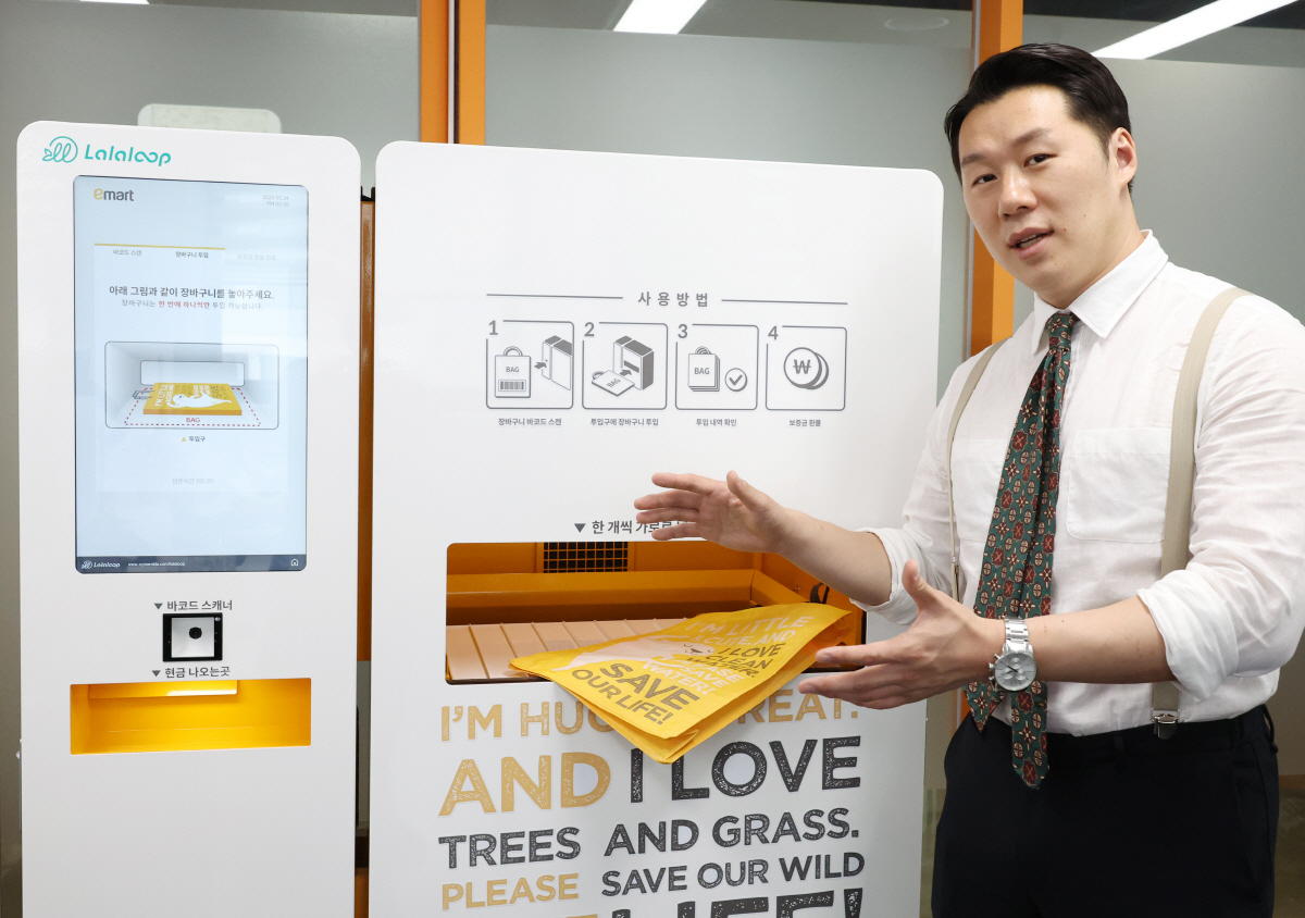 ▲배태관 오이스터에이블 대표는 환경을 지키려는 시민들의 선한 노력이 보상으로 이어져야 한다고 생각을 갖고 5년 차 스타트업을 운영하고 있다. 배 대표는 “환경에 참여하는 분들이 사회적으로 대우를 받는 소비문화를 꿈꾼다”고 말했다. 배 대표가 AIoT(지능형 사물인터넷) 스마트 자원순환 시스템 '랄라루프'를 소개하고 있다. (고이란 기자 photoeran@)