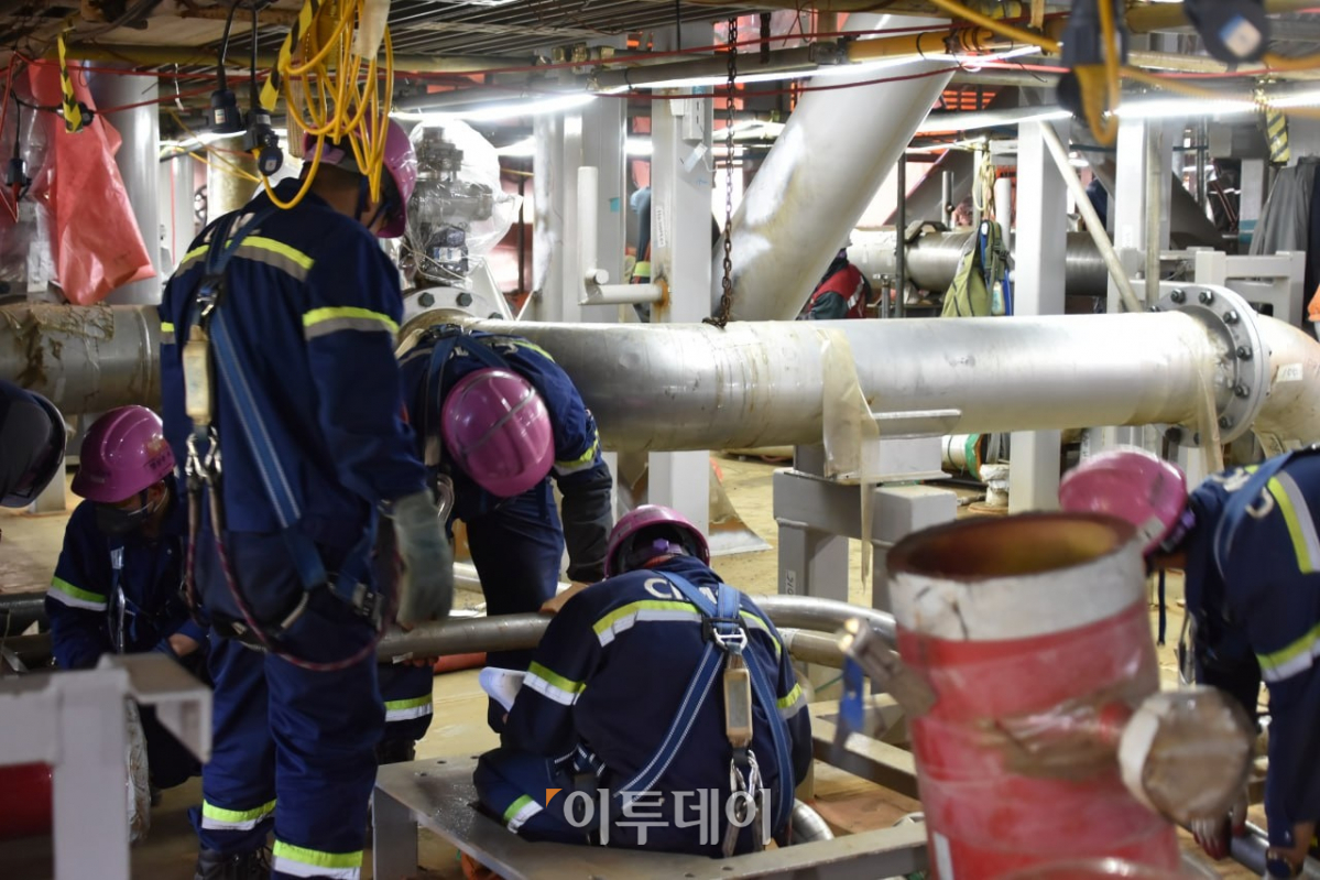 ▲울산광역시 동구 현대중공업에서 근무하고 있는 외국인 근로자들의 모습.