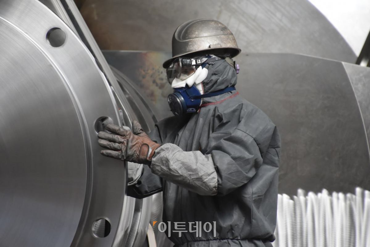 ▲A 중공업에서 근무하고 있는 한 근로자의 모습. 유진의 기자 jinny0536@