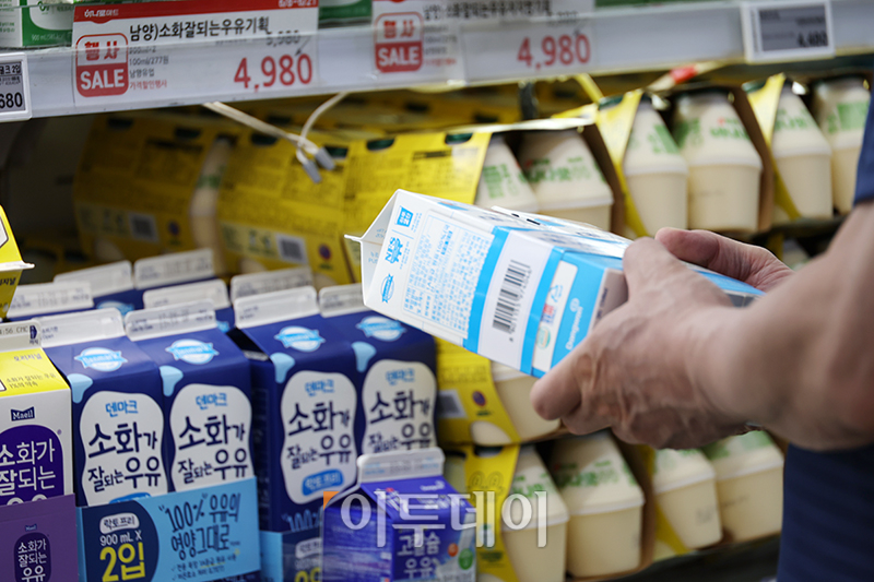 ▲11일 서울의 한 대형마트에 시민들이 우유를 고르고 있다. (고이란 기자 photoeran@)