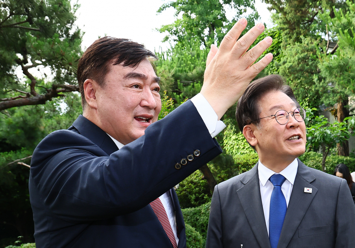 ▲이재명 더불어민주당 대표가 8일 저녁 서울 성북구 중국대사관저에서 싱하이밍 주한중국대사를 예방해 관저를 둘러보고 있다. 뉴시스