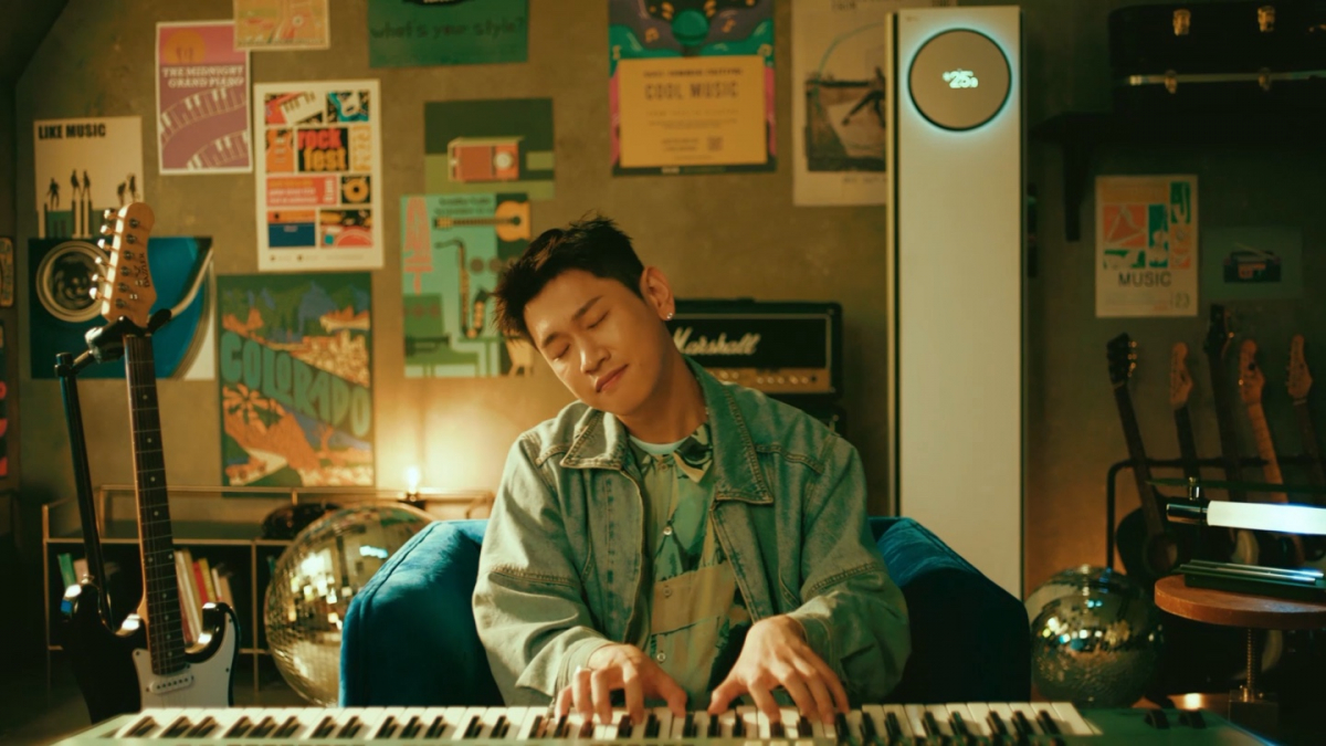 ▲LG전자가 프리미엄 에어컨의 대명사가 된 ‘휘센’ 브랜드에 휴식과 재미라는 이미지를 더하고 MZ세대에게 가깝게 다가가는 고객경험 캠페인을 진행한다. 사진은 크러쉬가 작사ㆍ작곡에 참여한 뮤직비디오 '내심. 바람'의 한 장면.