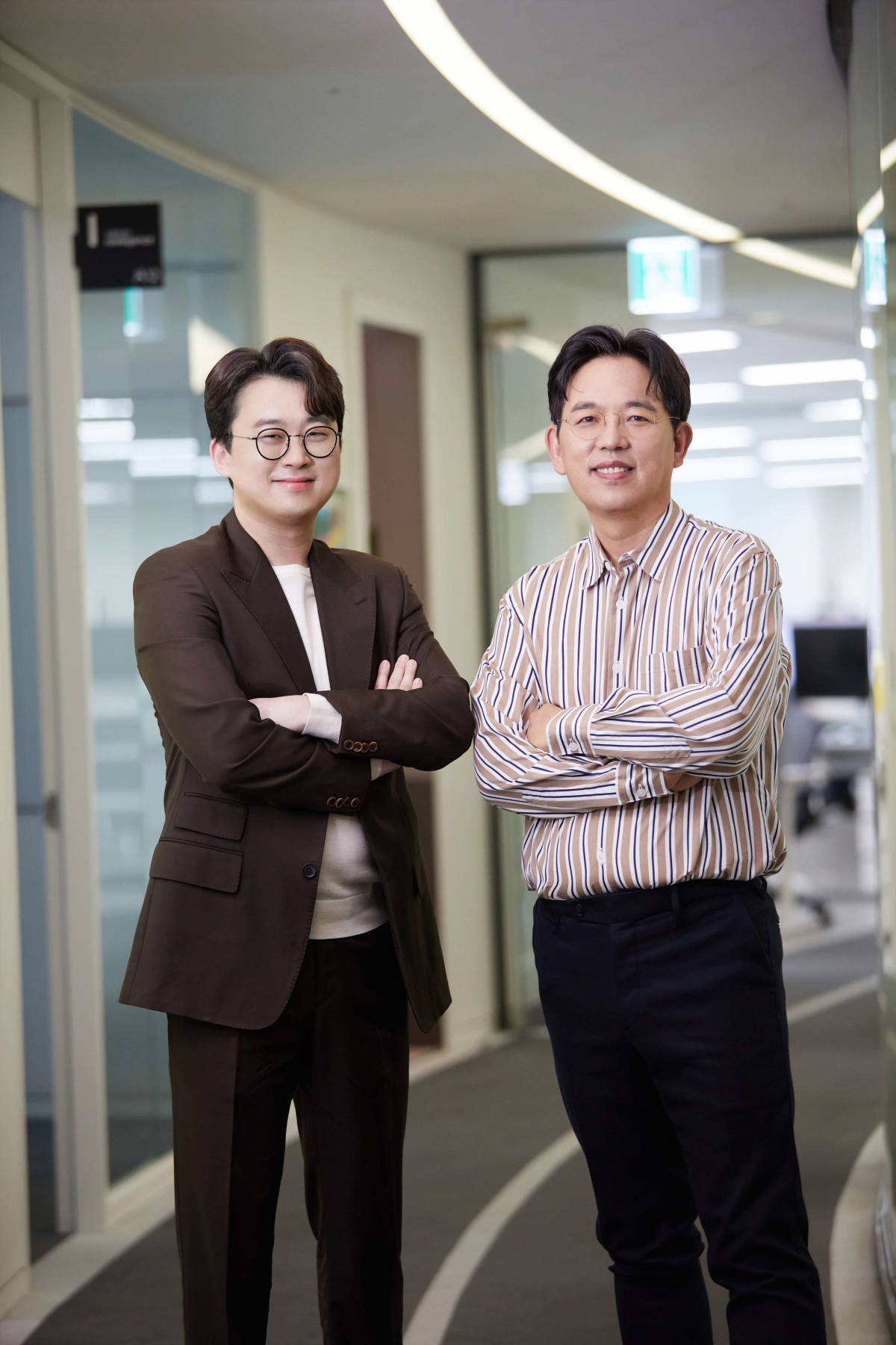 ▲(사진 왼쪽) 김일두 카카오브레인 각자대표와 김병학 카카오브레인 각자대표가 기념사진을 촬영하고 있다. (사진 제공=카카오)