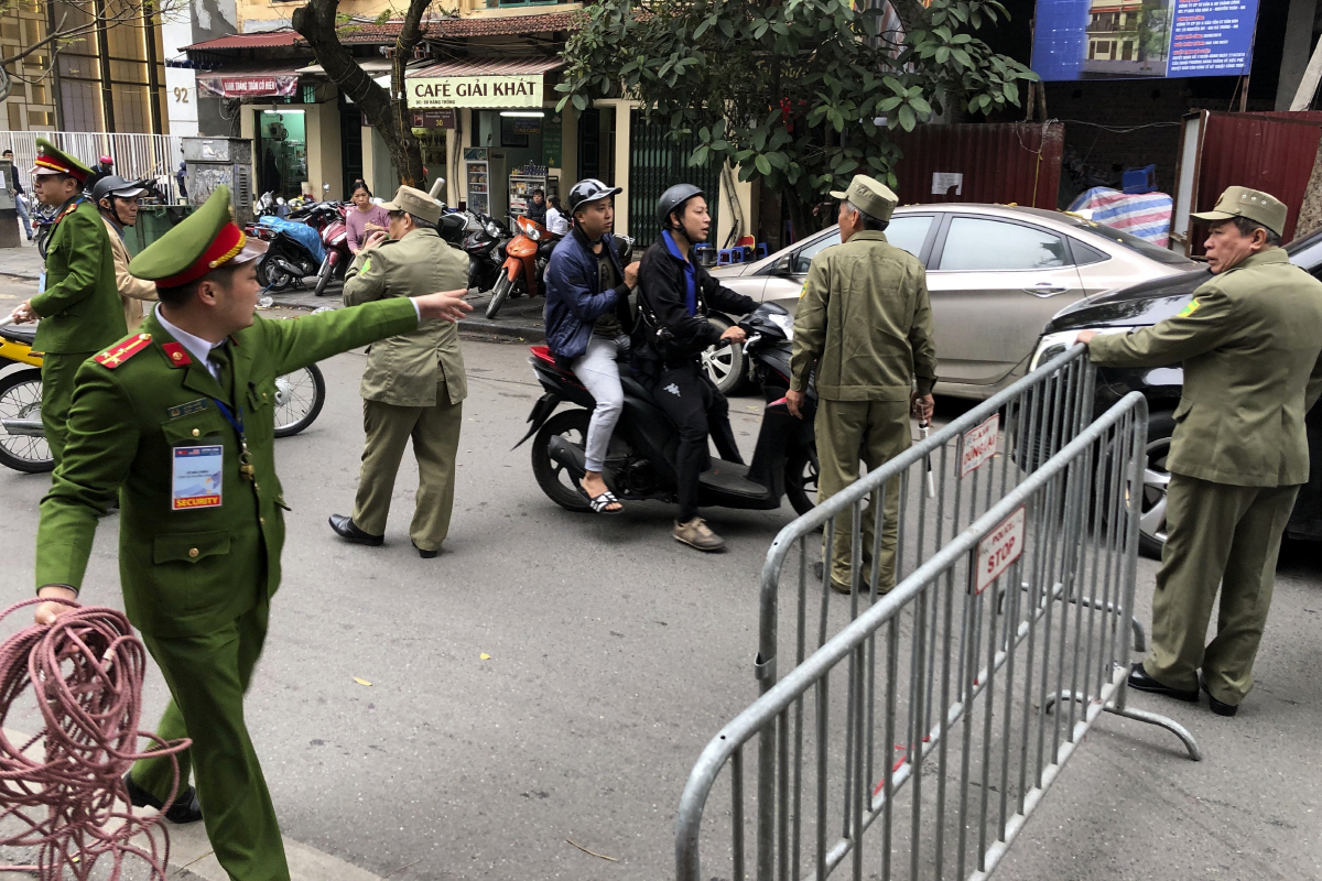 ▲베트남 공안이 2019년 2월 28일 베트남 하노이에서 도널드 트럼프 전 미국 대통령과 김정은 북한 국무위원장의 회담 직전에 거리를 폐쇄하고 있다. 하노이(베트남)/AP뉴시스
