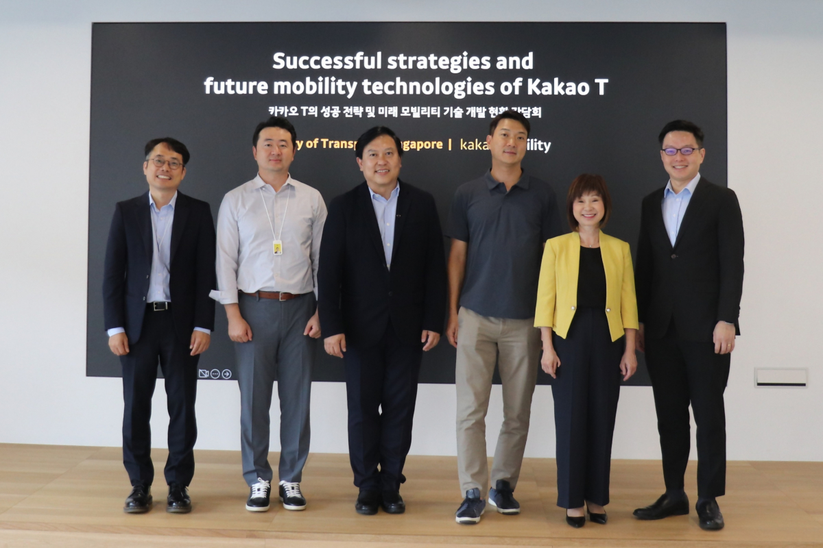 ▲카카오모빌리티는 판교 카카오모빌리티 본사에서 싱가포르 교통부와 간담회를 갖고 카카오 T의 성공 전략 및 미래 모빌리티 기술 개발 현황을 공유했다. 유영중 카카오모빌리티 전략 총괄 부사장(사진 왼쪽부터 네 번째), 에이미 코 싱가포르 교통부 선임국무장관(왼쪽 다섯 번째)이 기념촬영을 하고 있다. (사진 제공=카카오모빌리티)