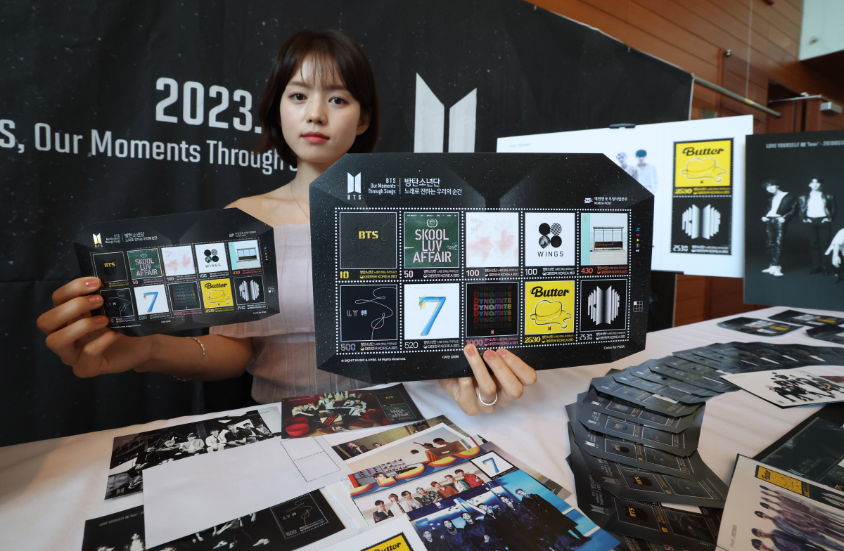 ▲우정사업본부가 12일 서울 중구 서울중앙우체국에서 데뷔 10주년을 맞이한 방탄소년단(BTS)의 역사를 담은 기념우표를 선보이고 있다. 13일 발행되는 기념우표는 총 10종으로 150만장이 발행된다. 기념우표와 함께 기념우표패킷(25만부)도 판매되며, 기념우표패킷에는 우표와 BTS의 초상이 담겨있다. 신태현 기자 holjjak@