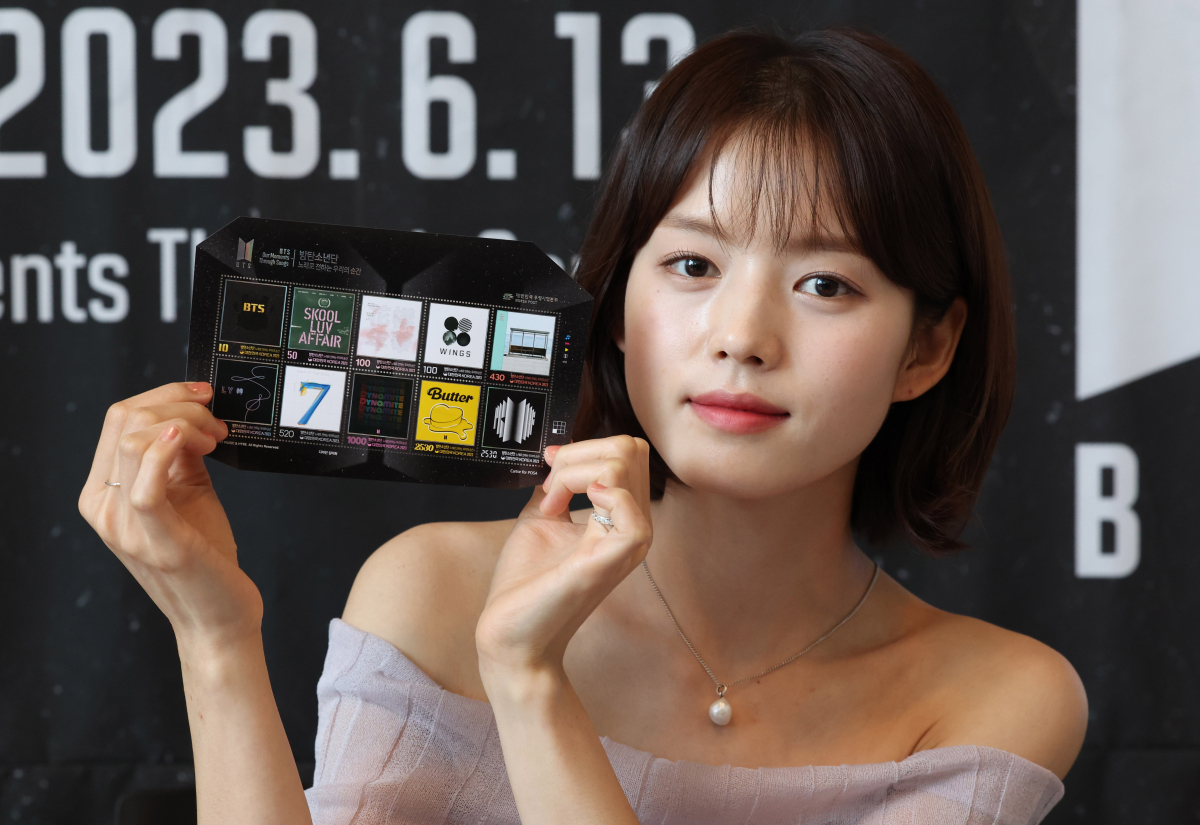 ▲우정사업본부가 12일 서울 중구 서울중앙우체국에서 데뷔 10주년을 맞이한 방탄소년단(BTS)의 역사를 담은 기념우표를 선보이고 있다. 13일 발행되는 기념우표는 총 10종으로 150만장이 발행된다. 기념우표와 함께 기념우표패킷(25만부)도 판매되며, 기념우표패킷에는 우표와 BTS의 초상이 담겨있다. 신태현 기자 holjjak@