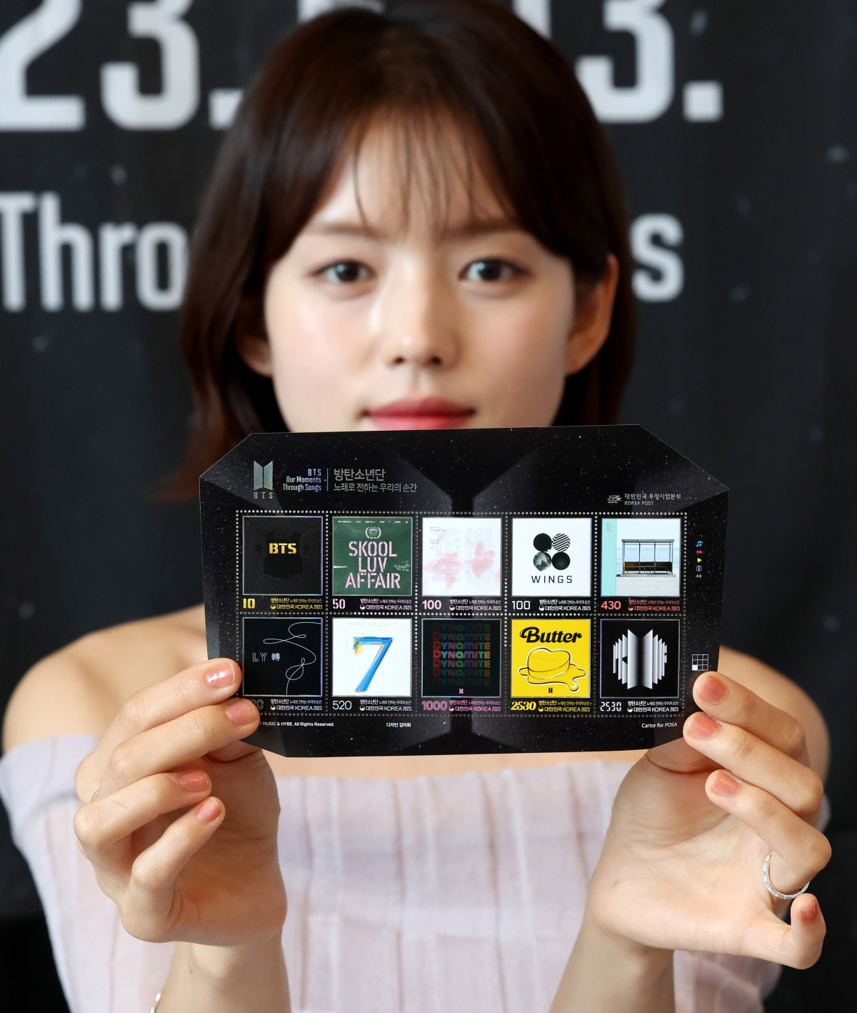 ▲우정사업본부가 12일 서울 중구 서울중앙우체국에서 데뷔 10주년을 맞이한 방탄소년단(BTS)의 역사를 담은 기념우표를 선보이고 있다. 13일 발행되는 기념우표는 총 10종으로 150만장이 발행된다. 기념우표와 함께 기념우표패킷(25만부)도 판매되며, 기념우표패킷에는 우표와 BTS의 초상이 담겨있다. 신태현 기자 holjjak@