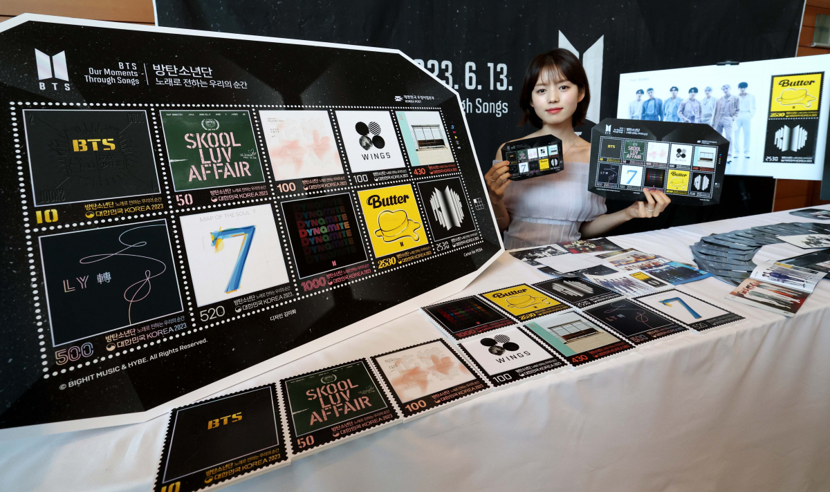 ▲우정사업본부가 12일 서울 중구 서울중앙우체국에서 데뷔 10주년을 맞이한 방탄소년단(BTS)의 역사를 담은 기념우표를 선보이고 있다. 13일 발행되는 기념우표는 총 10종으로 150만장이 발행된다. 기념우표와 함께 기념우표패킷(25만부)도 판매되며, 기념우표패킷에는 우표와 BTS의 초상이 담겨있다. 신태현 기자 holjjak@