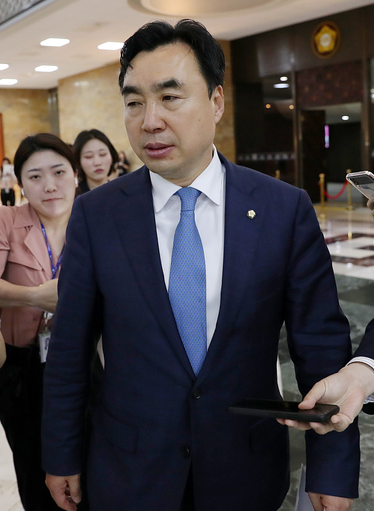 ▲윤관석 무소속 의원이 12일 오후 서울 여의도 국회 본회의장을 나서고 있다. 이날 본회의에서 진행된 윤 의원과 이성만 무소속 의원에 대한 체포동의안은 부결됐다. (뉴시스)