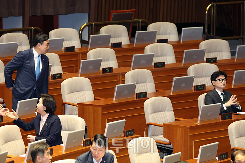 ▲윤관석 무소속 의원이 12일 서울 여의도 국회에서 열린 본회의에 참석하고 있다. 오른쪽은 한동훈 법무부 장관. 고이란 기자 photoeran@