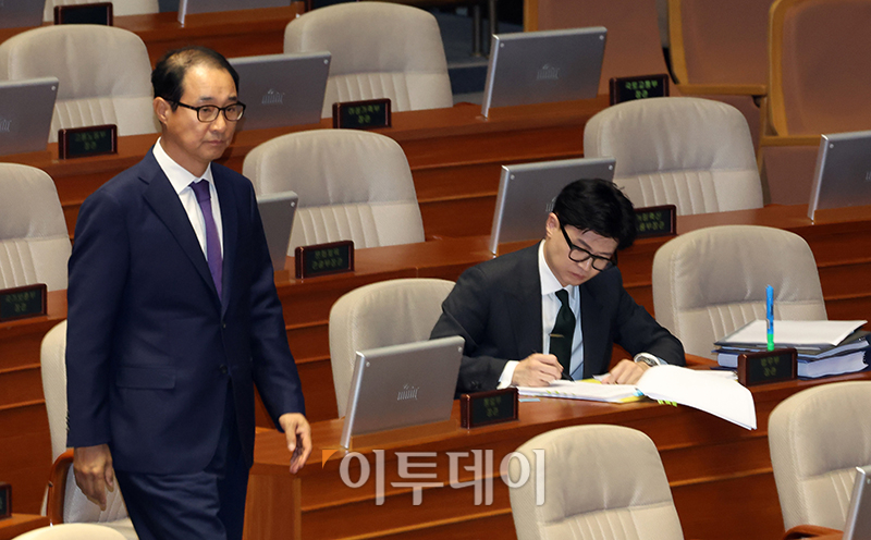 ▲이성만 무소속 의원이 12일 서울 여의도 국회에서 열린 본회의에 자신의 체포동의안 투표를 마치고 자리고 이동하고 있다. 오른쪽은 한동훈 법무부 장관. 고이란 기자 photoeran@