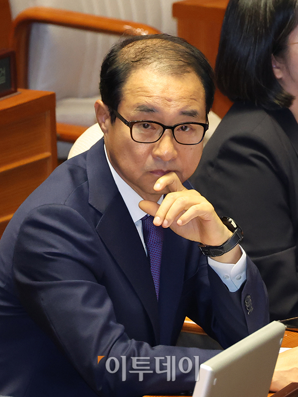▲이성만 무소속 의원이 12일 서울 여의도 국회에서 열린 본회의에 참석하고 있다. 고이란 기자 photoeran@