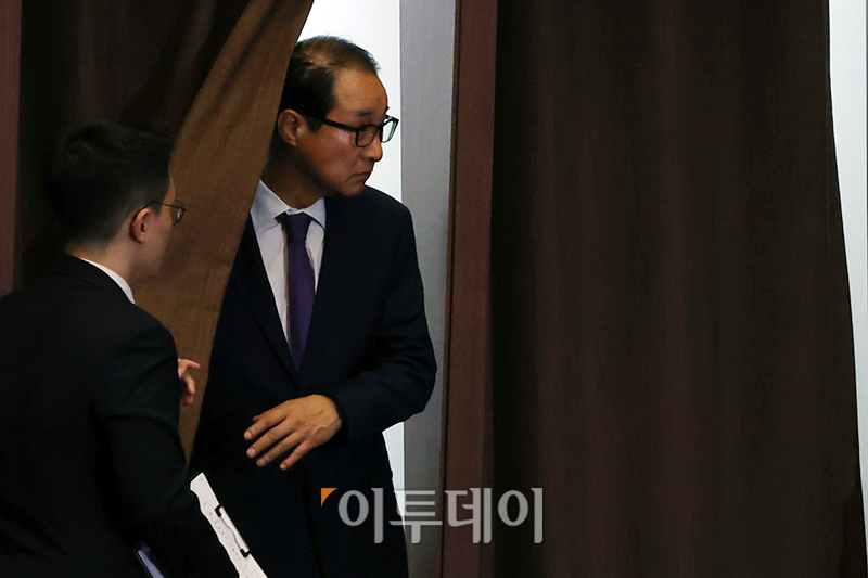 ▲이성만 무소속 의원이 12일 서울 여의도 국회에서 열린 본회의에 자신의 체포동의안 투표를 마치고 투표장을 나서고 있다. 고이란 기자 photoeran@