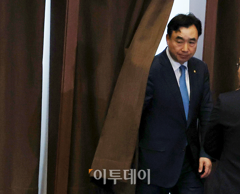 ▲ 윤관석 무소속 의원이 6월 12일 서울 여의도 국회에서 열린 본회의에 자신의 체포동의안 투표를 마치고 투표장을 나서고 있다. 고이란 기자 photoeran@