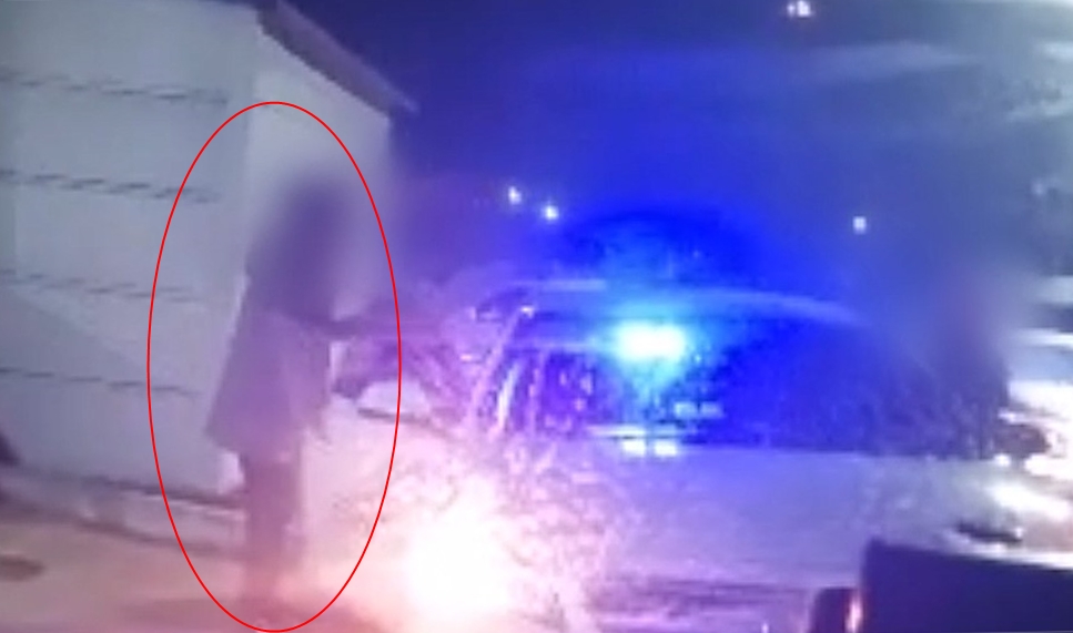 ▲전신마비라고 속인 20대 A 씨가 휠체어 없이 멀쩡하게 택시에 탑승하는 모습. 대전경찰청 제공.  (연합뉴스)