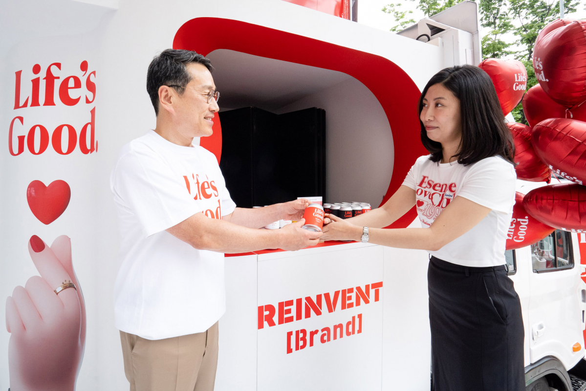 ▲12일 여의도 LG트윈타워에서 열린 행사에서 조주완 사장(왼쪽)이 직원에게 브랜드 슬로건이 새겨진 캔커피를 전달하고 있다.  (제공=LG전자)