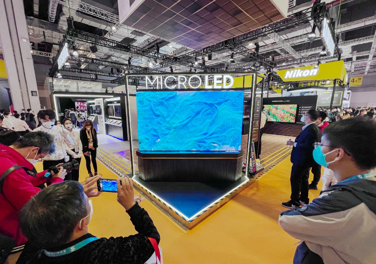 ▲중국 상하이 국제수입박람회에서 지난해 11월 7일 방문객들이 삼성전자 부스를 둘러보고 있다. 상하이(중국)/신화뉴시스
