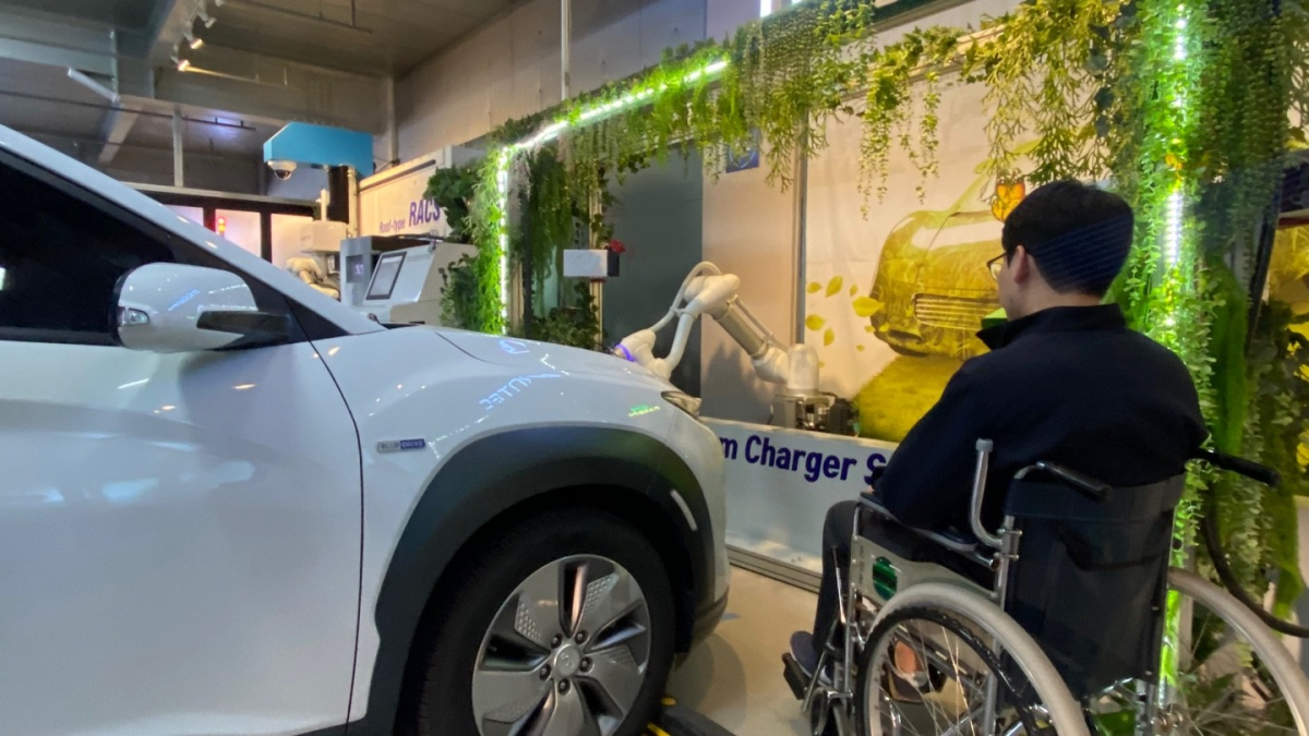 ▲서울시가 전국 최초로 ‘무인 로봇충전시스템’ 전기차 충전 실증 사업을 추진한다. (자료제공=서울시)