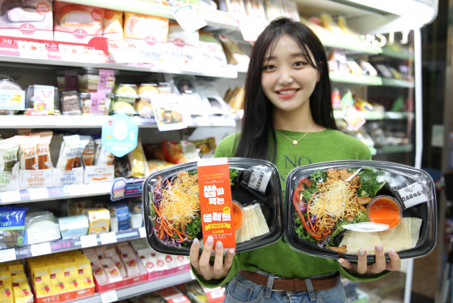 ▲모델이 GS25의 '쌈싸먹는 치킨 샐러드'를 들고 포즈를 취하고 있다. (사진제공=GS리테일)